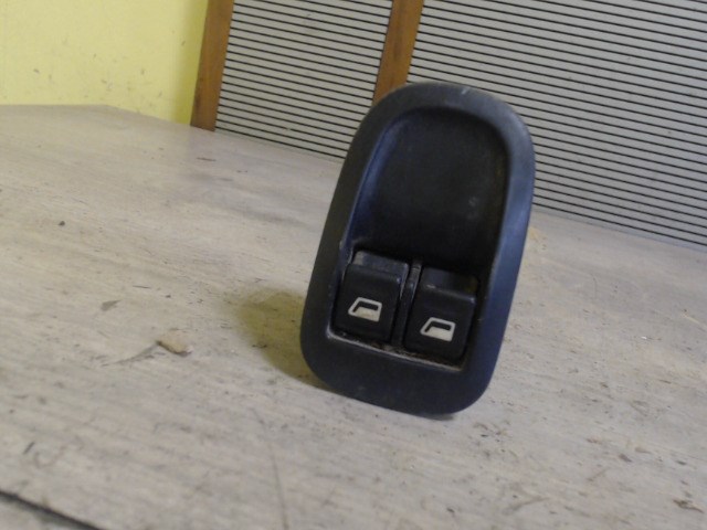 PEUGEOT 206 Bal első ablakemelő kapcsoló 1. kép