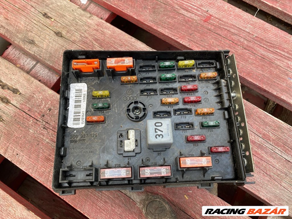Volkswagen Passat B7 Biztosítéktábla Motortér 3c0937125 1. kép
