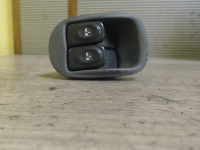 RENAULT MEGANE SCENIC 97-99 Bal első ablakemelő kapcsoló 1. kép