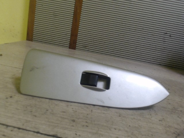 MAZDA PREMACY 99.01-05.10 Jobb első ablakemelő kapcsoló 1. kép