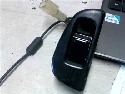SUZUKI SWIFT 96-05 Jobb hátsó ablakemelő kapcsoló