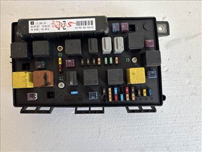 Opel Astra H 2004-2010 Motortéri biztosítéktábla 13250231