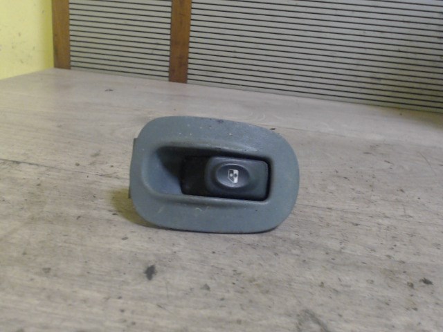 RENAULT MEGANE SCENIC 97-99 Jobb első ablakemelő kapcsoló 1. kép