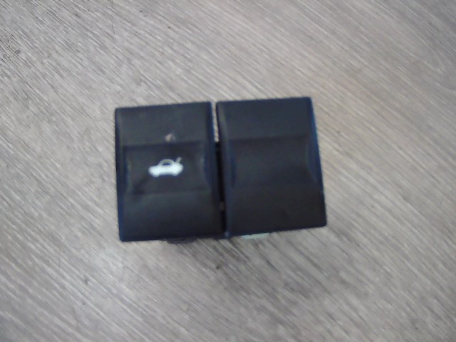 FORD MONDEO 01-07 Csomagtérajtó nyitó gomb 1. kép