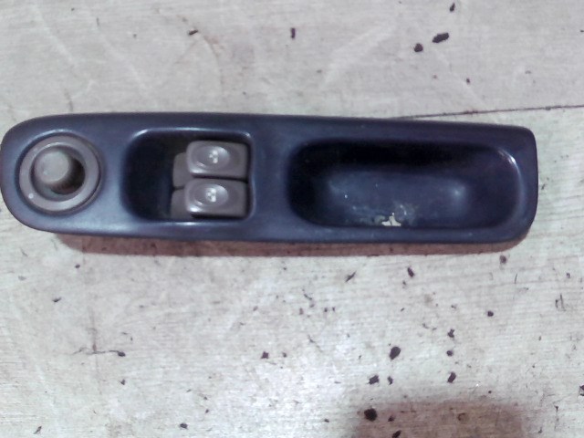 RENAULT TWINGO 93-98 Bal első ablakemelő kapcsoló 1. kép