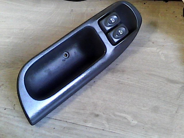 RENAULT MEGANE SCENIC 99-03 Bal első ablakemelő kapcsoló 1. kép