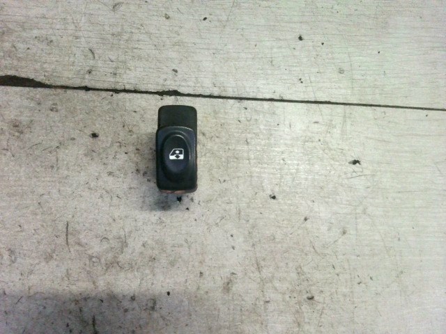 RENAULT MEGANE SCENIC 99-03 Jobb első ablakemelő kapcsoló 1. kép