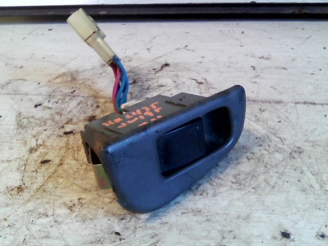 SUZUKI SWIFT 96-05 Bal hátsó ablakemelő kapcsoló 1. kép