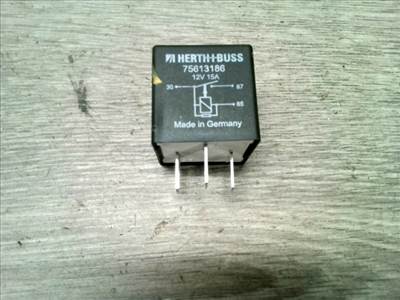 AUDI A3 96-00 Üzemanyag szivattyú relé