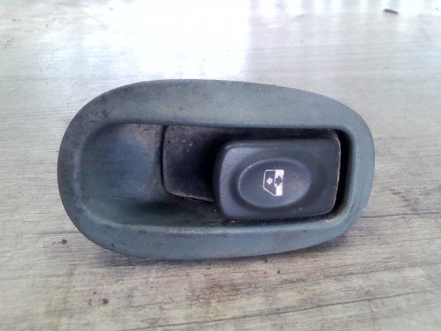 RENAULT MEGANE SCENIC 97-99 Bal hátsó ablakemelő kapcsoló 1. kép