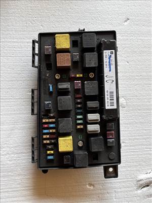 Opel Astra H 2004-2010 Bcm Motortéri biztosítéktábla 13220435