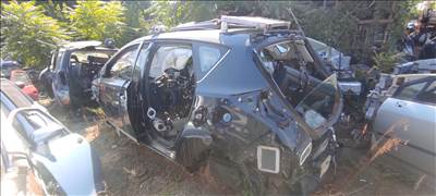 Toyota Auris (E180) bontott alkatrészei