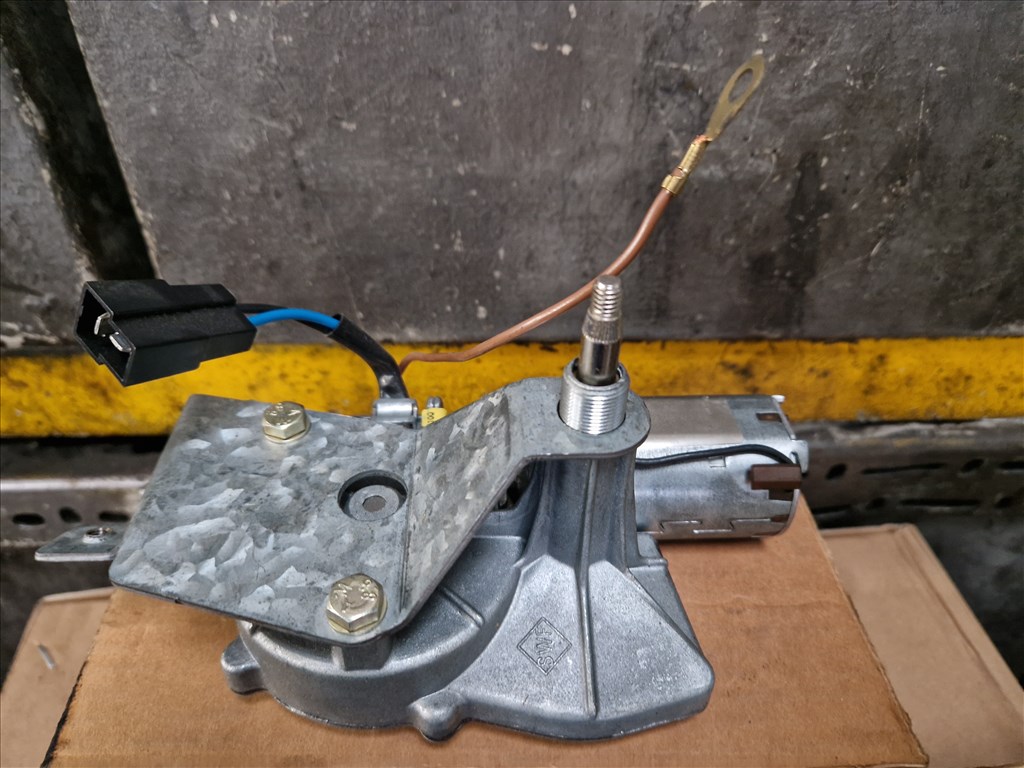 Opel Corsa A hátsó ablaktörlő motor 90320117 1. kép