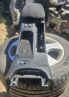 Nissan Primera III Könyöklő középső 