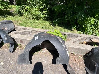 JEEP CHEROKEE KJ Bal első Első Dobbetét (Kerékjárati, Műanyag)