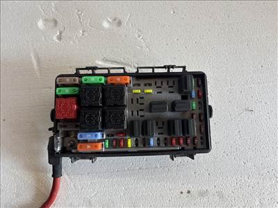 opel corsa d 2006-2014 motortéri biztosítéktábla   13217394