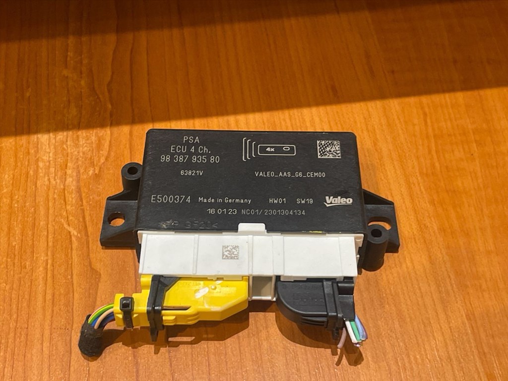 OPEL CORSA F  Tolatóradar Elektronika 1. kép