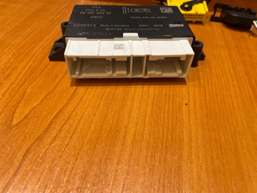 OPEL CORSA F  Tolatóradar Elektronika 5. kép