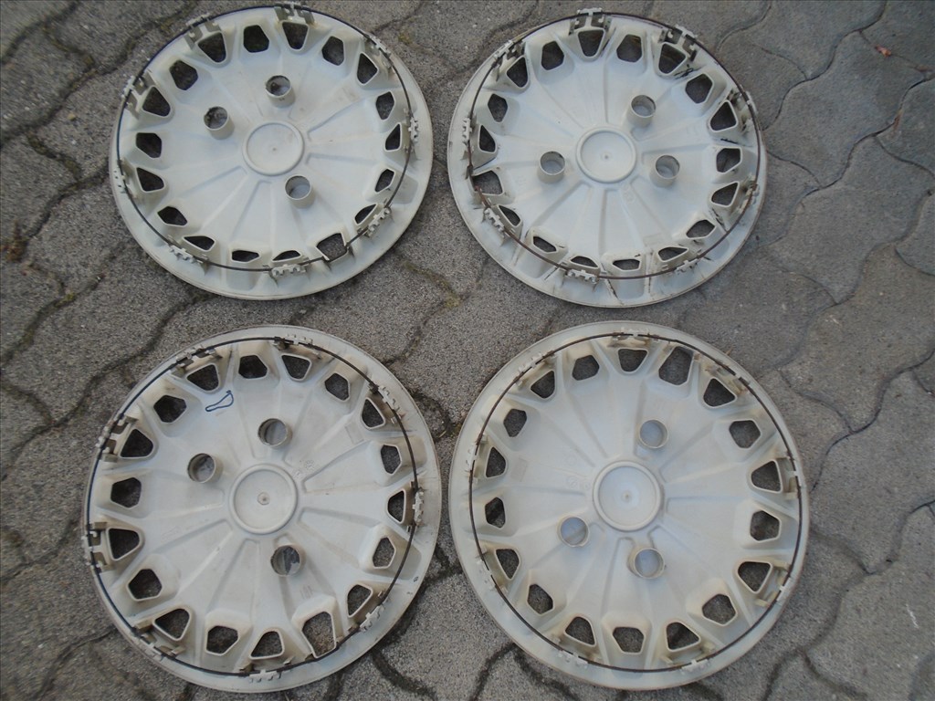 Ford 16" gyári dísztárcsa garnitúra eladó 2. kép