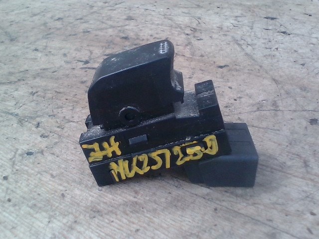 SUZUKI SX4 Jobb hátsó ablakemelő kapcsoló 1. kép