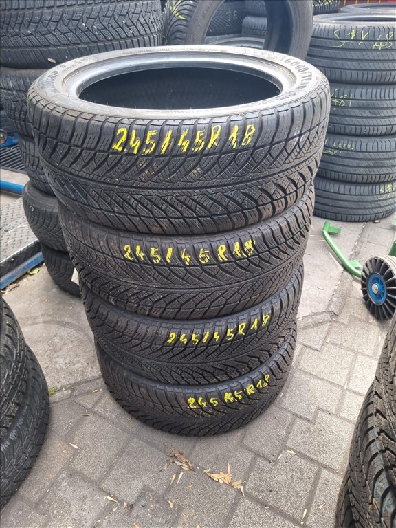  245/4518" újszerű Goodyear Ultragrip Performance 8 téli gumi 4db  1. kép