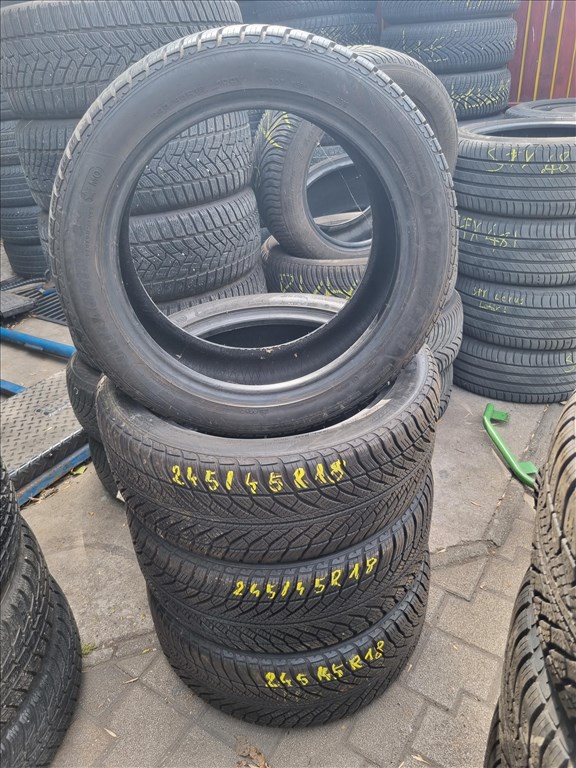  245/4518" újszerű Goodyear Ultragrip Performance 8 téli gumi 4db  2. kép