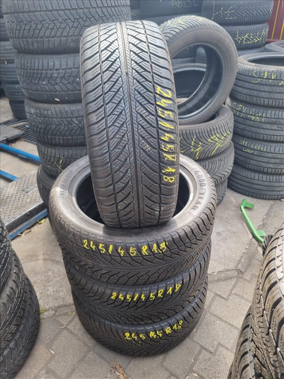  245/4518" újszerű Goodyear Ultragrip Performance 8 téli gumi 4db  3. kép