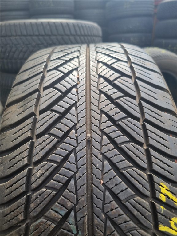  245/4518" újszerű Goodyear Ultragrip Performance 8 téli gumi 4db  4. kép