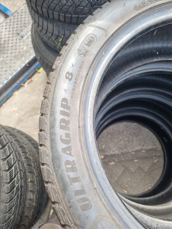  245/4518" újszerű Goodyear Ultragrip Performance 8 téli gumi 4db  6. kép