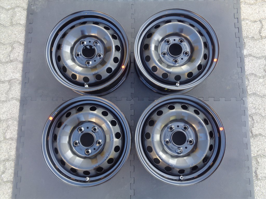 Hyundai lemezfelni 15-ös, 5×114.3-as osztó szenzorral, mint az új eladó.  1. kép