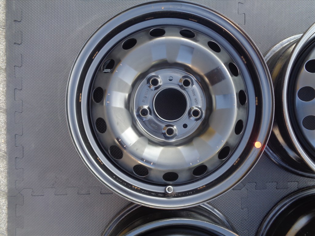 Hyundai lemezfelni 15-ös, 5×114.3-as osztó szenzorral, mint az új eladó.  2. kép