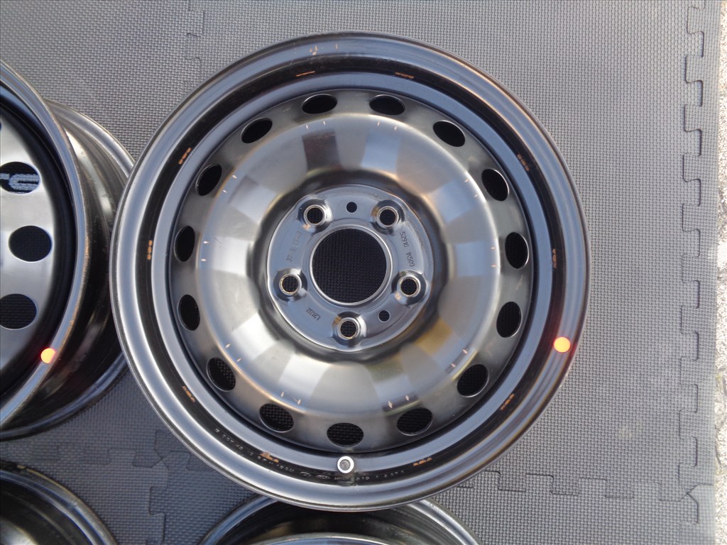 Hyundai lemezfelni 15-ös, 5×114.3-as osztó szenzorral, mint az új eladó.  4. kép