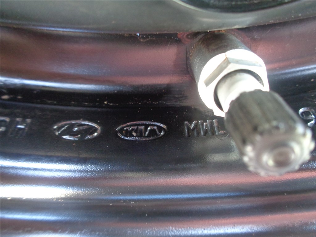 Hyundai lemezfelni 15-ös, 5×114.3-as osztó szenzorral, mint az új eladó.  8. kép