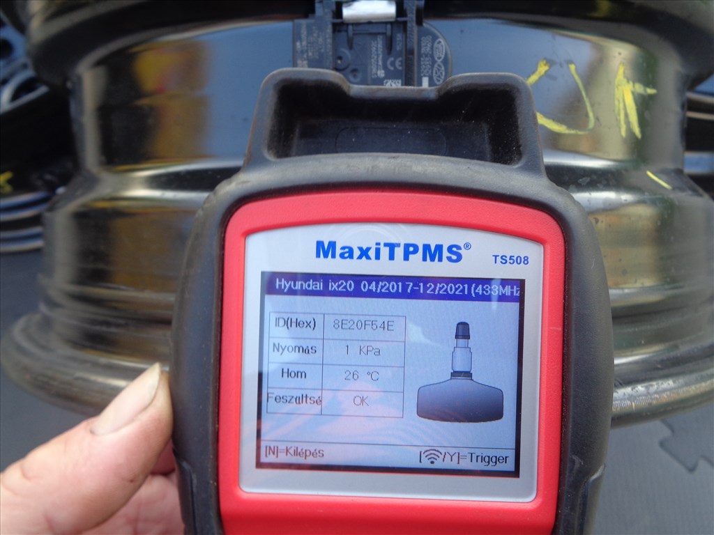 Hyundai lemezfelni 15-ös, 5×114.3-as osztó szenzorral, mint az új eladó.  10. kép