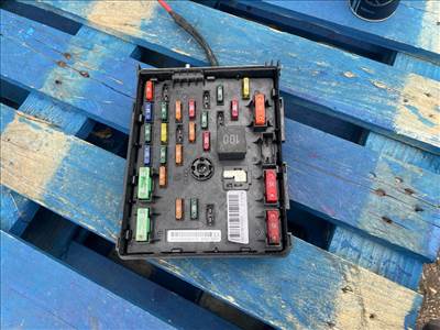 AUDI Q3 8U Biztosítéktábla Motortér 017872