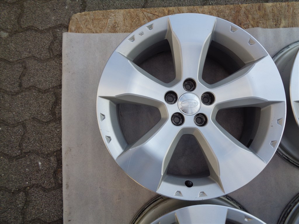 Subaru Gyári alufelni 17-es, 5×100-as osztó szép állapotban eladó.  2. kép