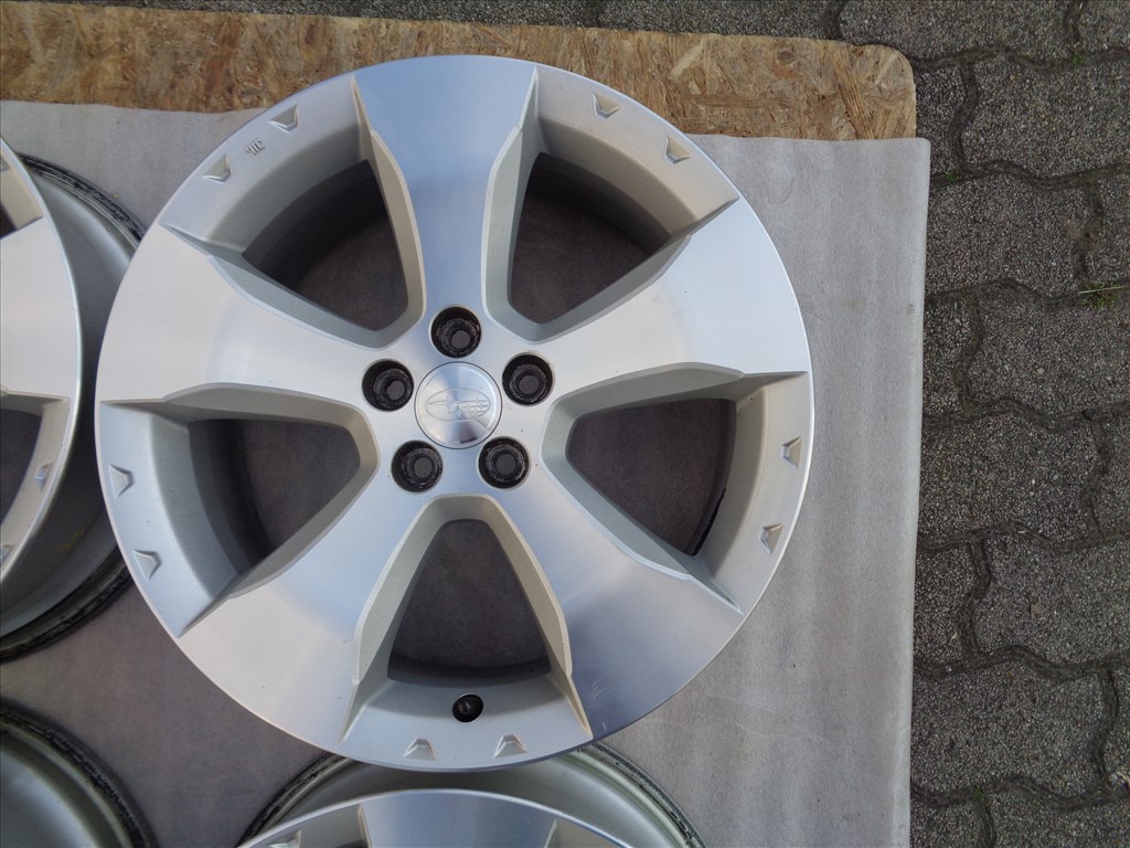 Subaru Gyári alufelni 17-es, 5×100-as osztó szép állapotban eladó.  4. kép