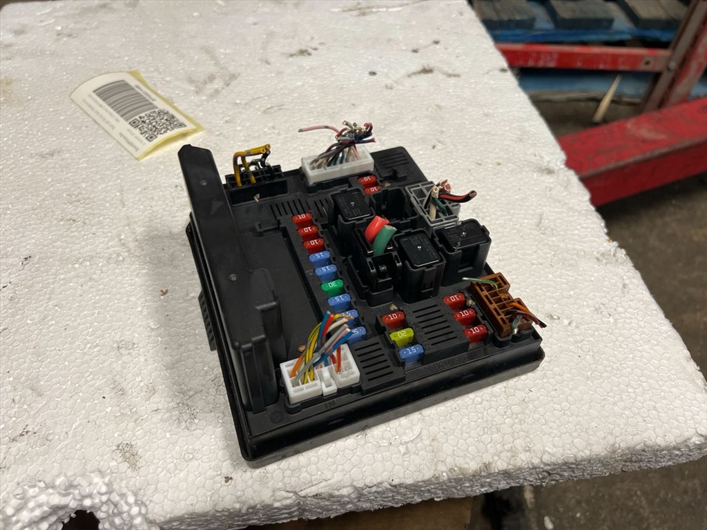 NISSAN QASHQAI / QASHQAI PLUS 2 J10, JJ10 Biztosítéktábla Utastér 1. kép