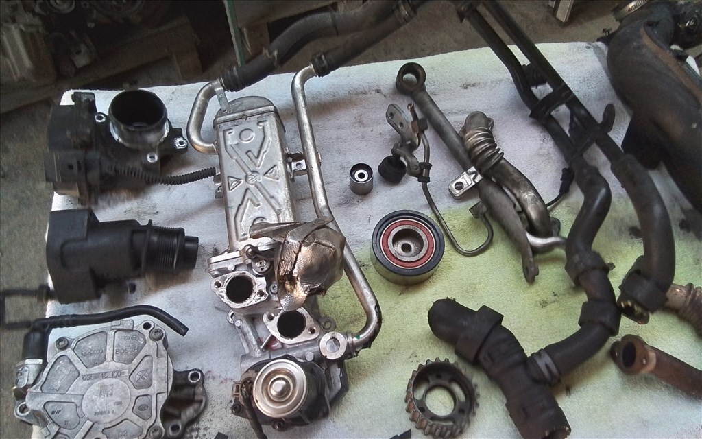 Volkswagen Passat B6 1.6 TDI Motor tartozékok csövek  1. kép