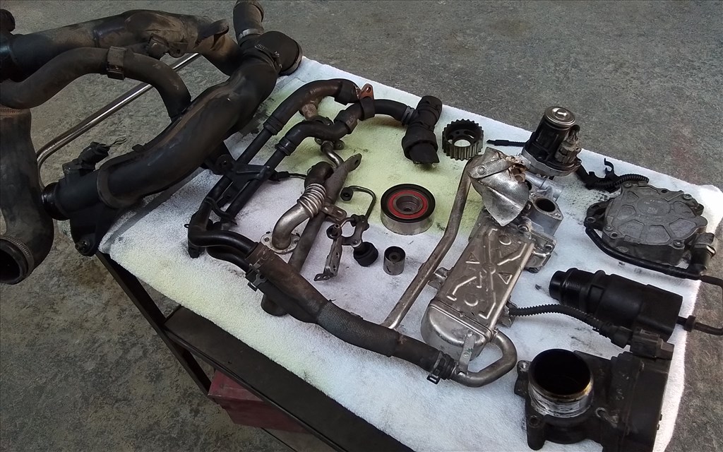 Volkswagen Passat B6 1.6 TDI Motor tartozékok csövek  2. kép