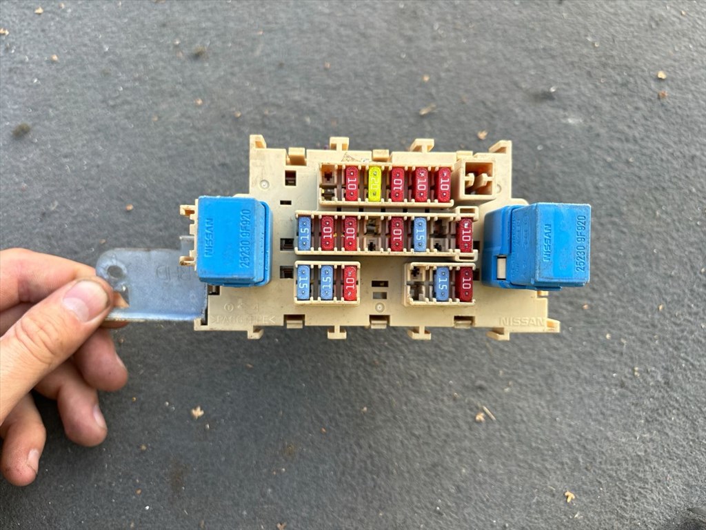 NISSAN QASHQAI / QASHQAI PLUS 2 J10, JJ10 Biztosítéktábla Utastér 1. kép