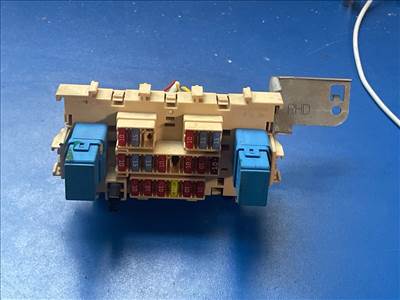 NISSAN QASHQAI / QASHQAI PLUS 2 J10, JJ10 Biztosítéktábla Utastér