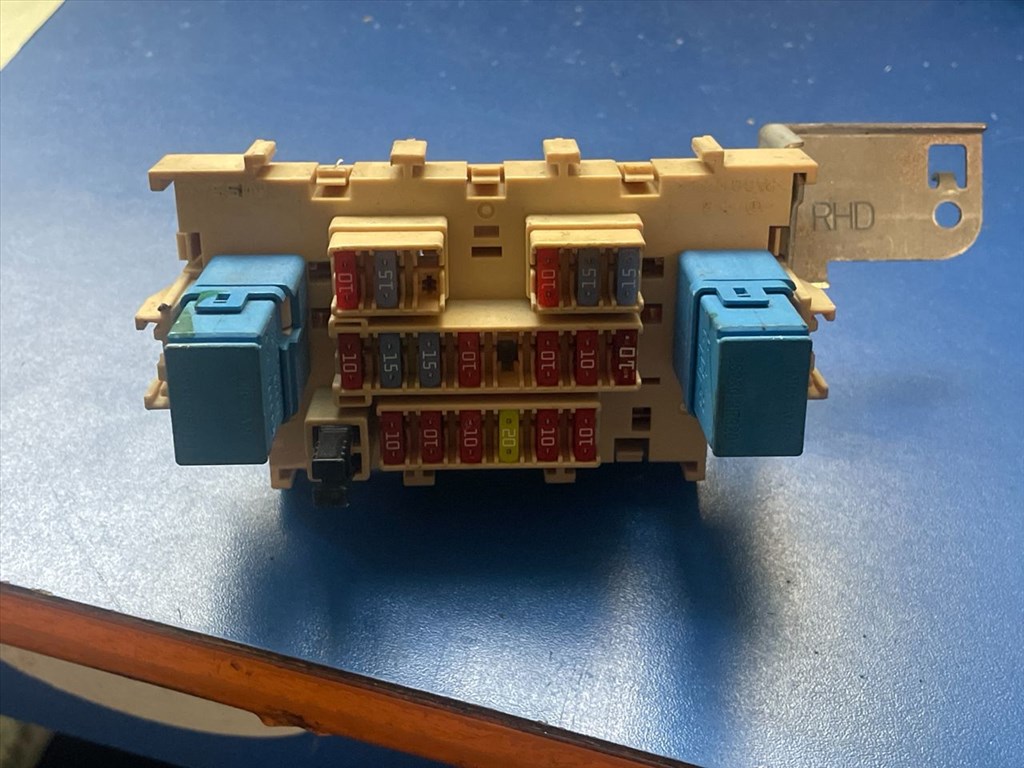 NISSAN QASHQAI / QASHQAI PLUS 2 J10, JJ10 Biztosítéktábla Utastér 3. kép