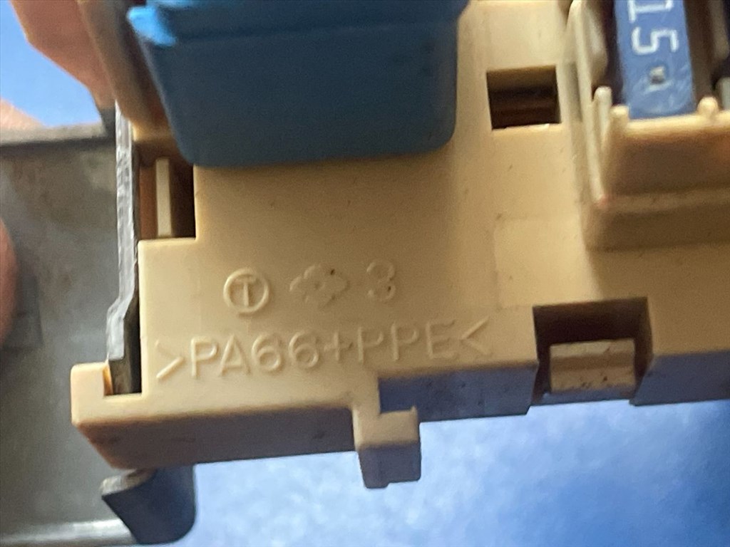 NISSAN QASHQAI / QASHQAI PLUS 2 J10, JJ10 Biztosítéktábla Utastér 4. kép