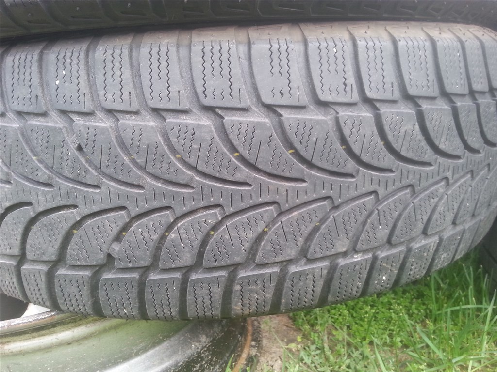  215/65R16 Bridgestone téli gumi garnitúra 4. kép