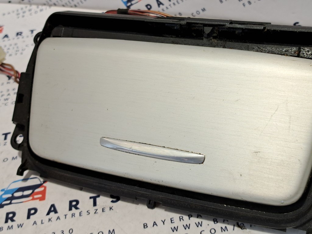 BMW E90 E91 E92 E93 E81 E82 E87 E88 középkonzol váltókeret tároló 2. kép