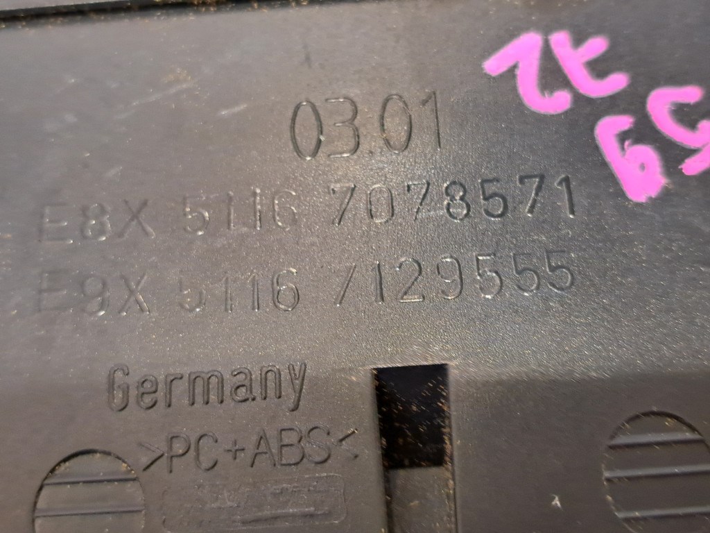 BMW E90 E91 E92 E93 E81 E82 E87 E88 középkonzol váltókeret tároló 5. kép