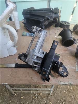 Nissan Primera III Motortartó bak 