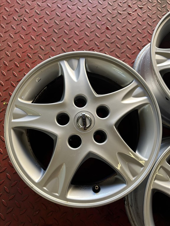 Nissan gyári alufelni garnitúra 5x114.3 6x15” ET40 1. kép