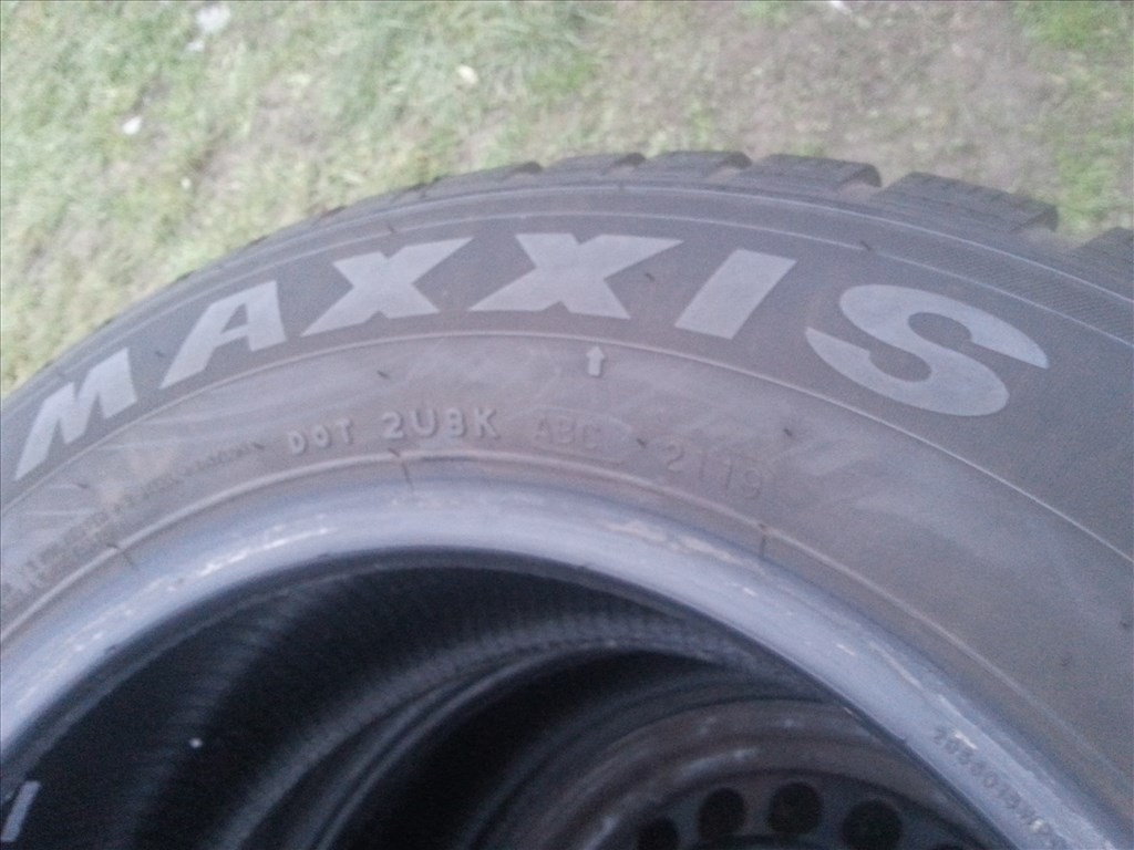  205/60R16 Maxxis téli gumi 2 db 3. kép